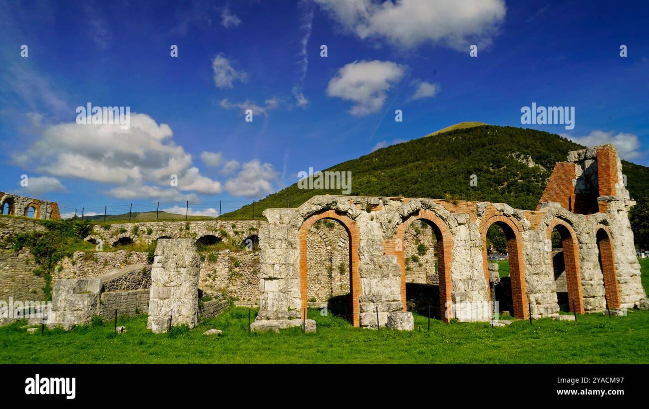 Le théâtre est situé dans la municipalité de Gubbio, dans la zone archéologique de ​​Guastuglia, correspondant au grand quartier républicain tardif Banque D'Images