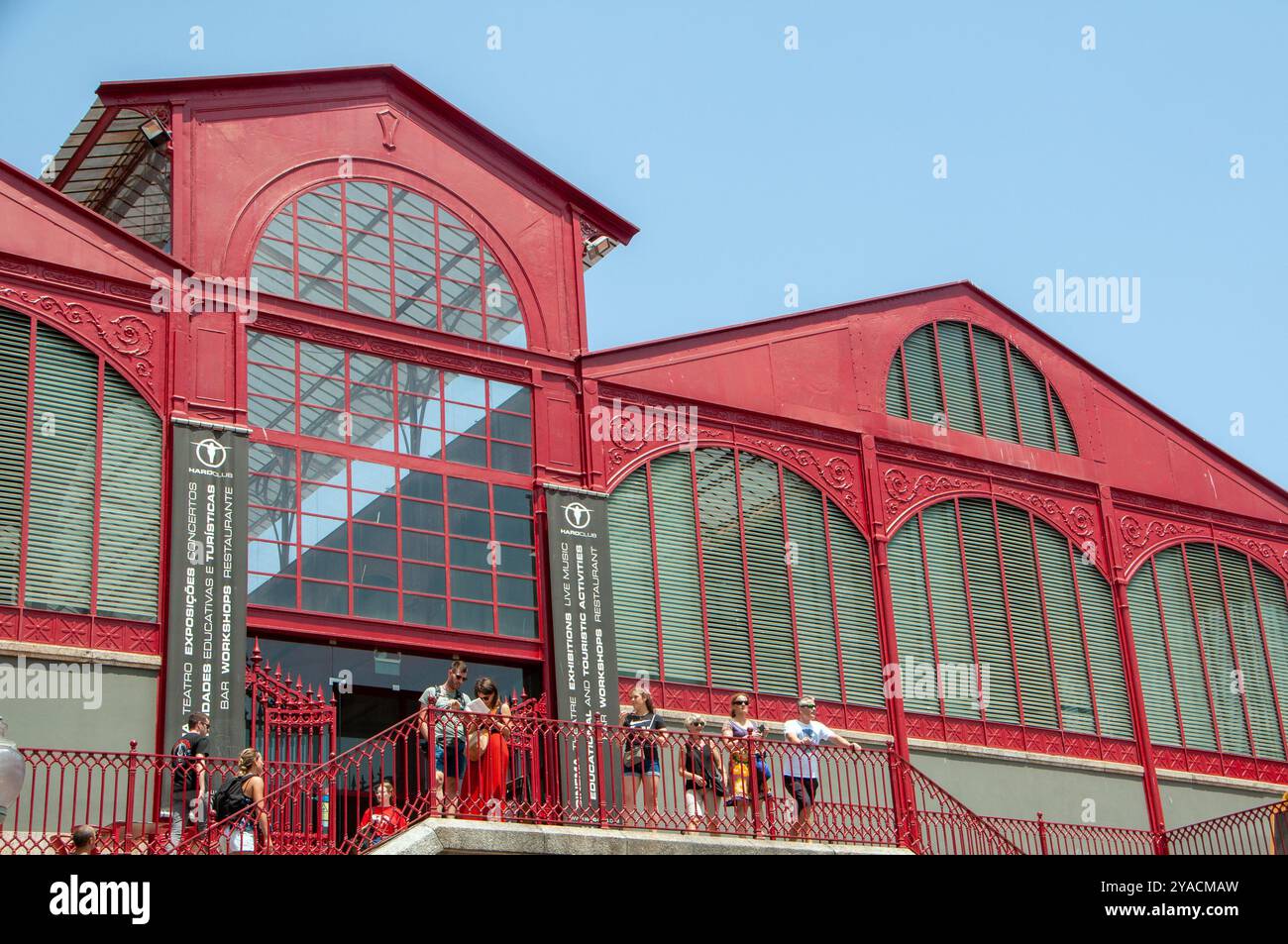 Mercado Ferreira Borges, un marché couvert construit en 1880 à Porto. Actuellement une discothèque et un restaurant et des expositions d'art. Porto Portugal Banque D'Images