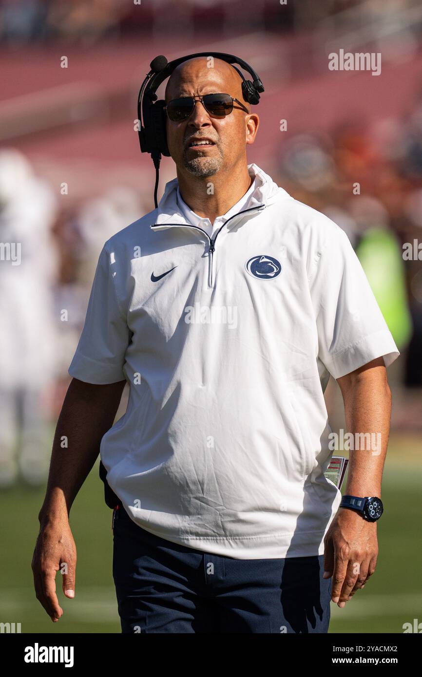 James Franklin, entraîneur-chef des Nittany Lions de Penn State, lors d'un match de football de la NCAA contre les Trojans de l'USC, samedi 12 octobre 2024, à Los Angeles Banque D'Images