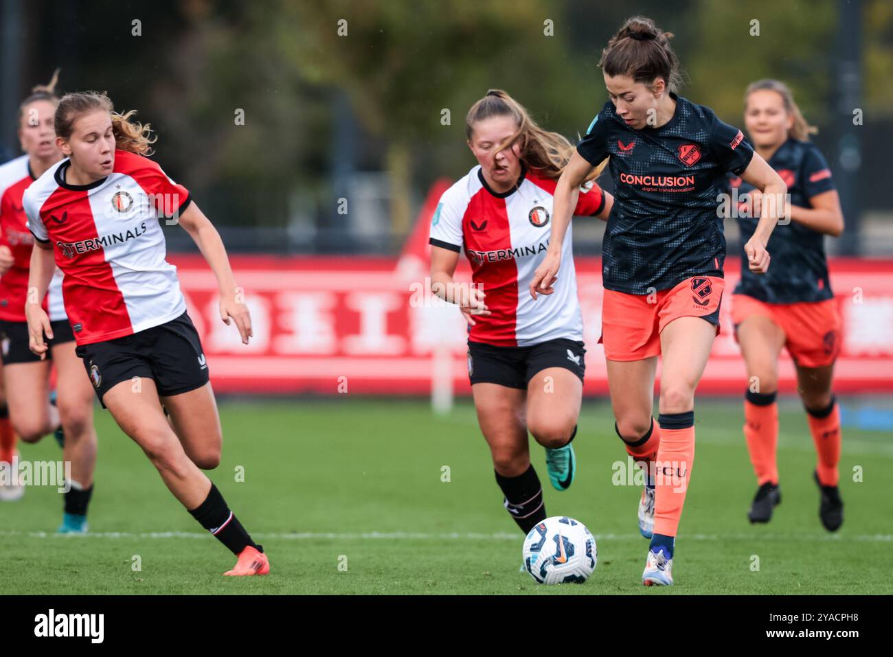 Rotterdam, pays-Bas. 13 octobre 2024. ROTTERDAM, 13-10-2024, Varkenoord, Azerion Eredivisie vrouwen, Feyenoord - Utrecht(femmes), saison 2024/2025, pendant le match Feyenoord - Utrecht(femmes), joueur Feyenoord Jarne Teulings, joueur Feyenoord Romee van de Lavoir, joueur FC Utrecht Nurija van Schoonhoven crédit : Pro Shots/Alamy Live News Banque D'Images