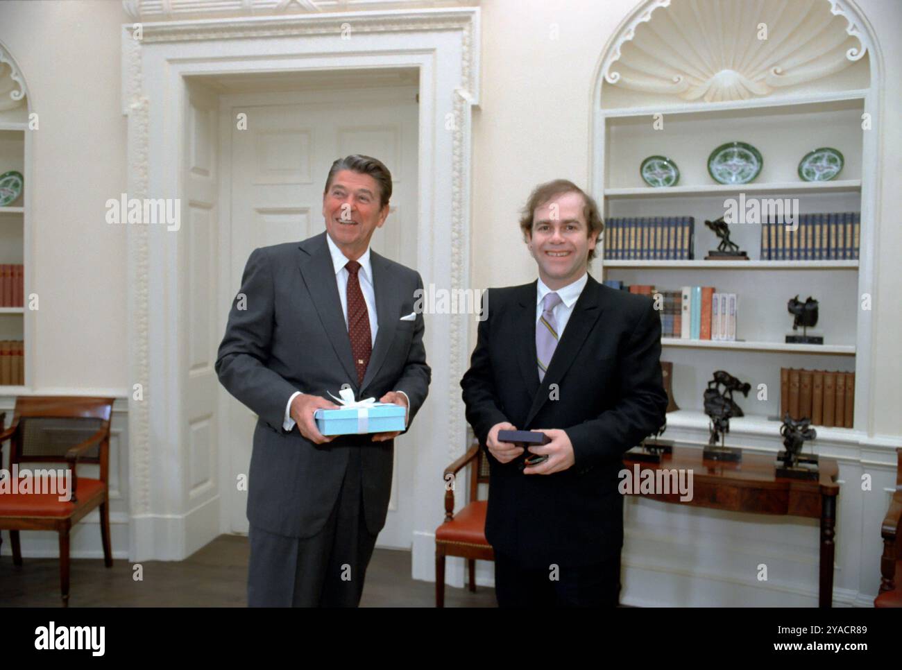 Le président Ronald Reagan avec Elton John dans Oval Office, la Maison Blanche, le 4 août 1982 Banque D'Images