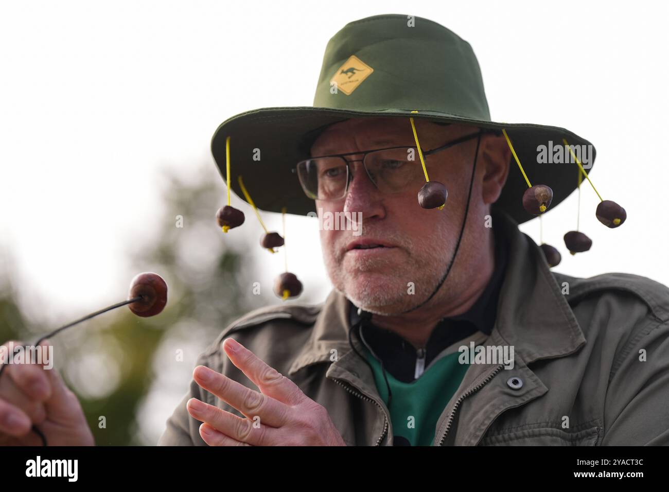 Un concurrent portant un chapeau sur le thème du Conker participe aux championnats du monde annuels de Conker aux Shuckburgh Arms à Southwick, Peterborough. Date de la photo : dimanche 13 octobre 2024. Banque D'Images