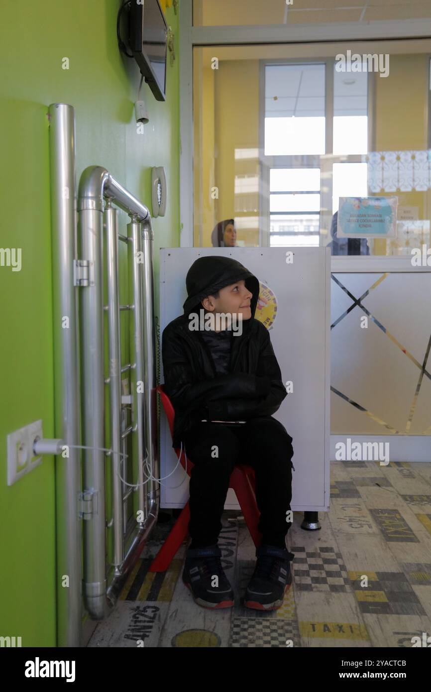 Gaziantep, Turkiye. 09 janvier 2023. Les personnes sans abri à la suite des récents tremblements de terre se réfugient dans une école de la ville de Gaziantep, au sud de la Turquie. Les autorités ont intensifié l'aide aux évacués du séisme qui ont perdu leur maison ou dont la maison a été rendue dangereuse par les séismes. Un tremblement de terre de magnitude 7,8 a frappé le sud de Turkiye et le nord-ouest de la Syrie tôt lundi, avec des opérations de recherche et de sauvetage entravées par des ondes de réplique, des routes et des infrastructures endommagées, et par des températures glaciales Banque D'Images