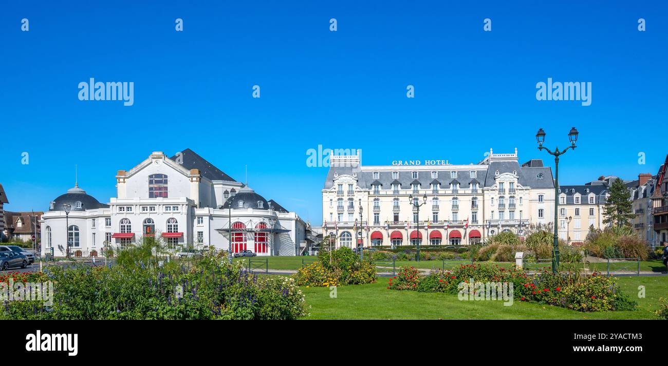 Cabourg, Normandie, France, vue panoramique de Cabourg avec le Grand Hôtel Cabourg ( MGallery) et Casino, éditorial uniquement. Banque D'Images