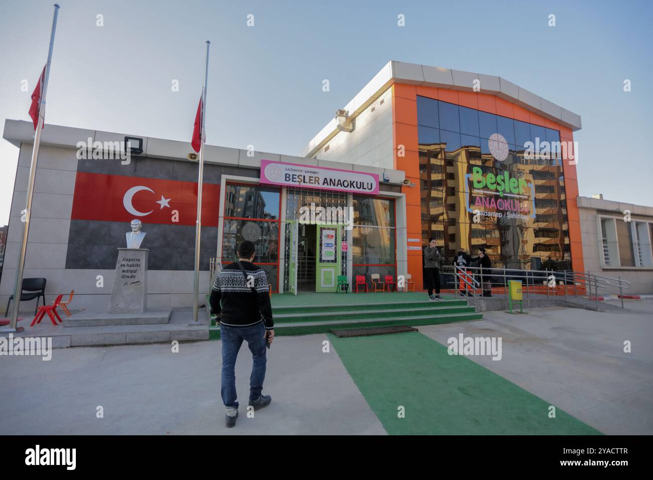 Gaziantep, Turkiye. 09 janvier 2023. Les personnes sans abri à la suite des récents tremblements de terre se réfugient dans une école de la ville de Gaziantep, au sud de la Turquie. Les autorités ont intensifié l'aide aux évacués du séisme qui ont perdu leur maison ou dont la maison a été rendue dangereuse par les séismes. Un tremblement de terre de magnitude 7,8 a frappé le sud de Turkiye et le nord-ouest de la Syrie tôt lundi, avec des opérations de recherche et de sauvetage entravées par des ondes de réplique, des routes et des infrastructures endommagées, et par des températures glaciales Banque D'Images