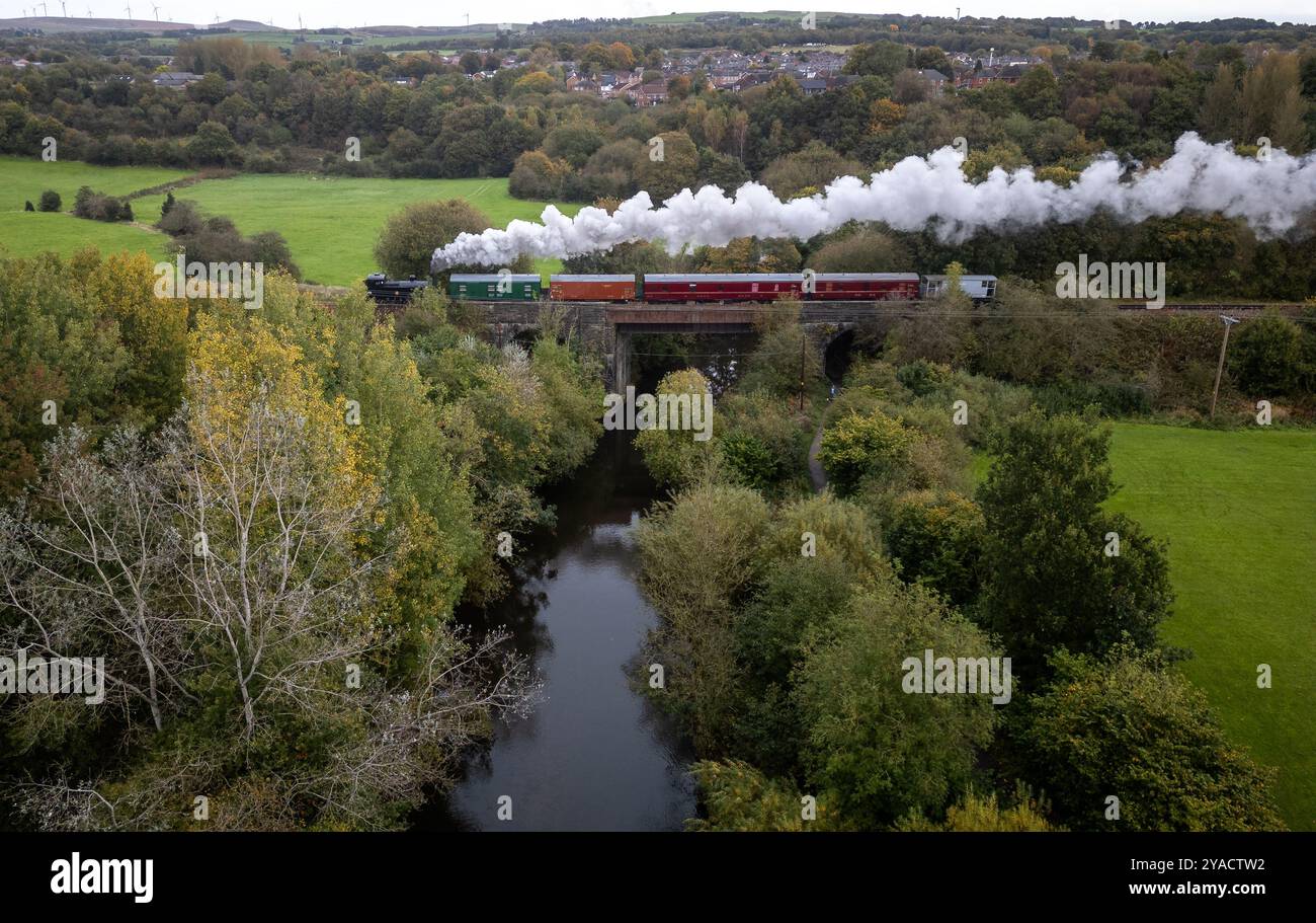 Bury, Greater Manchester, Royaume-Uni, dimanche 13 octobre 2024. Le gala à vapeur d'automne annuel sur le chemin de fer de l'est du Lancashire a attiré des centaines de passionnés de chemin de fer de tout le pays pour rouler le long du chemin de fer de course volontaire. Le moteur 47298 transporte des passagers au-dessus de la rivière Irwell dans Burrs Country Park, Bury. Crédit : Paul Heyes/Alamy News Live Banque D'Images