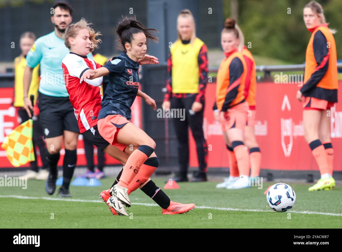 Rotterdam, pays-Bas. 13 octobre 2024. ROTTERDAM, 13-10-2024, Varkenoord, Azerion Eredivisie vrouwen, Feyenoord - Utrecht(femmes), saison 2024/2025, pendant le match Feyenoord - Utrecht(femmes), joueur Feyenoord Jarne Teulings, joueur FC Utrecht Marthe Munsterman crédit : Pro Shots/Alamy Live News Banque D'Images