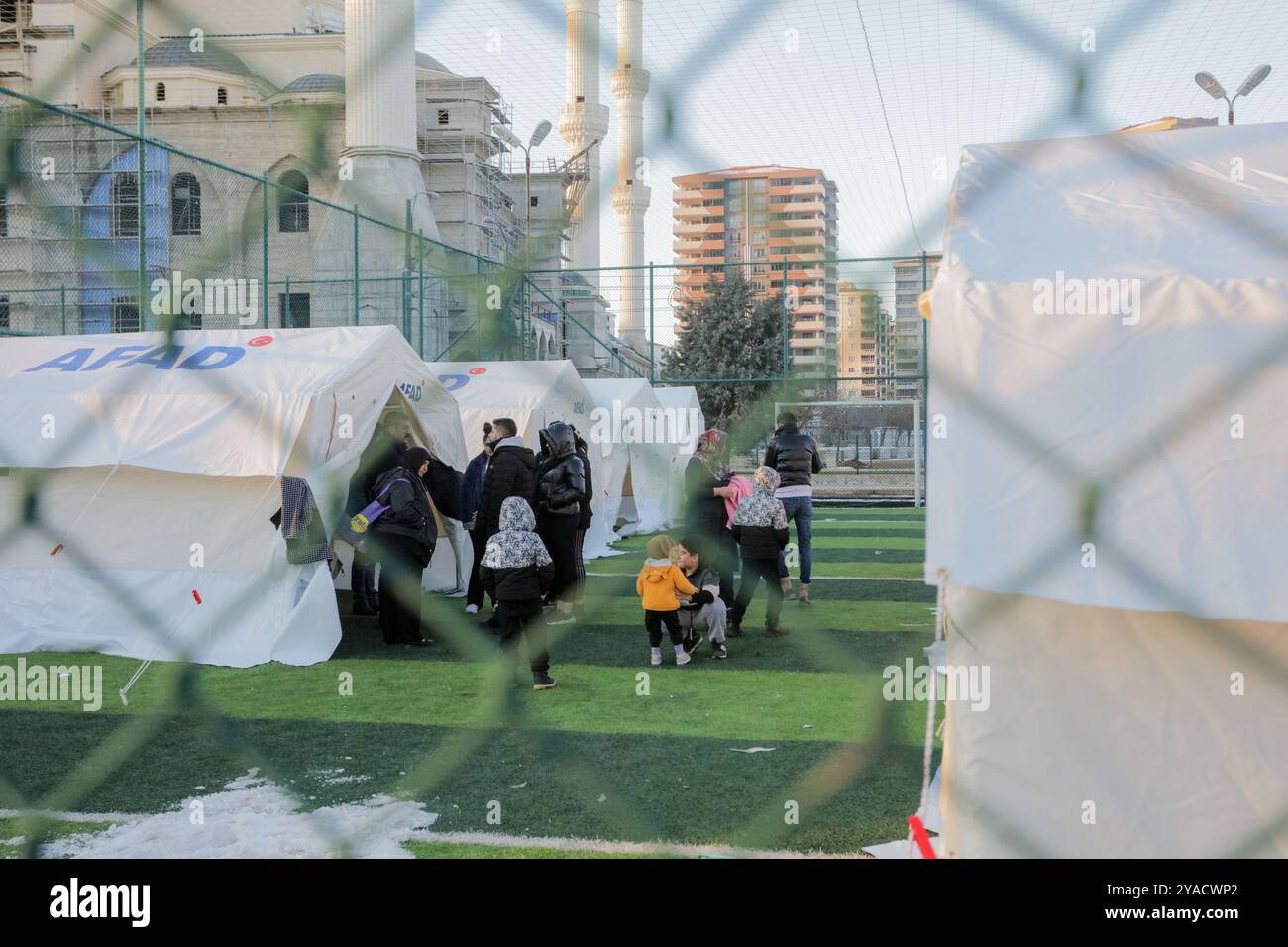 Gaziantep, Turkiye. 09 janvier 2023. Des tentes sont érigées dans les terrains de football et les stades de la ville turque de Gaziantep pour les personnes sans abri suite au récent tremblement de terre. Les autorités ont intensifié l'aide aux évacués du séisme qui ont perdu leur maison ou dont la maison a été rendue dangereuse par les séismes. Un tremblement de terre de magnitude 7,8 a frappé le sud de Turkiye et le nord-ouest de la Syrie tôt lundi, avec des opérations de recherche et de sauvetage entravées par des ondes de réplique, des routes et des infrastructures endommagées, et par des températures glaciales Banque D'Images