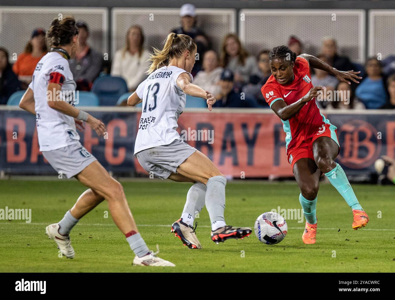 12 octobre 2024 San Jose, CA États-Unis L'attaquante de Kansas City Nichelle Prince (8) contrôle le ballon pendant le match NWSL entre le courant de Kansas City et le Bay FC. Kansas Beat Bay FC 1-0 au Pay Pal Park San Jose Calif. Thurman James/CSM Banque D'Images