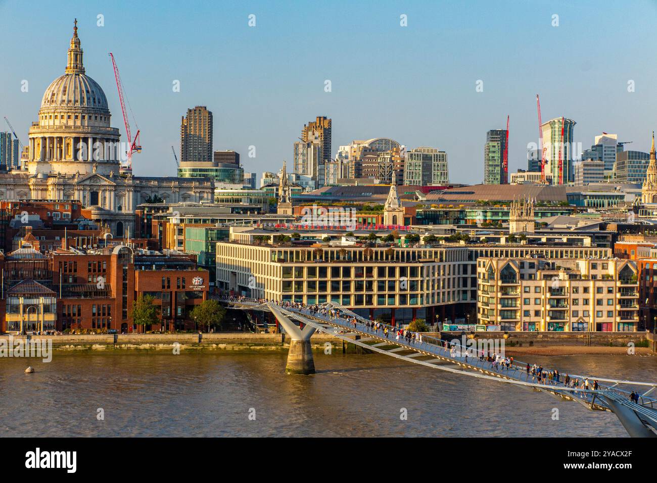 Une vue panoramique sur les gratte-ciel de Lndon depuis Blackfriars Bridge jusqu'au quartier financier de la City de Londres Banque D'Images