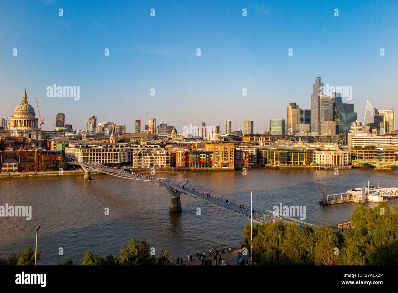 Une vue panoramique sur les gratte-ciel de Lndon depuis Blackfriars Bridge jusqu'au quartier financier de la City de Londres Banque D'Images