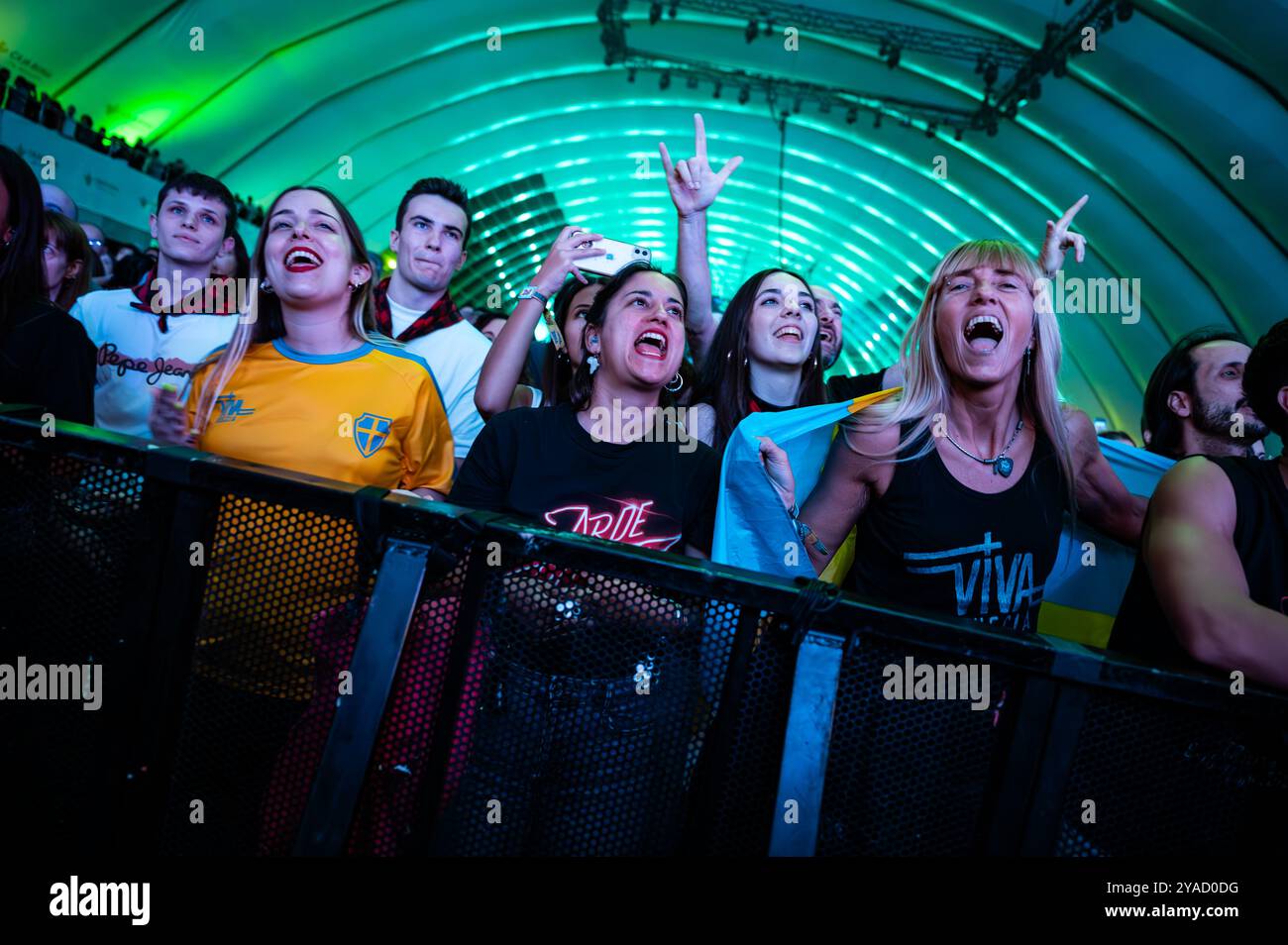 20 mil personas acuden al concierto de Arde Bogotá, Viva Suecia y Nunatak en Zaragoza. Fiestas del Pilar. 11 octubre 2024. Espacio Zity. Banque D'Images