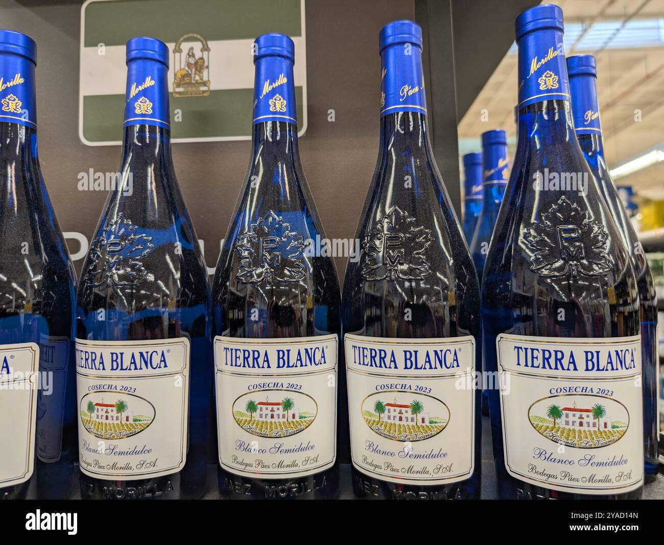 Bouteilles de vin blanc Tierra Blanca dans un magasin Banque D'Images