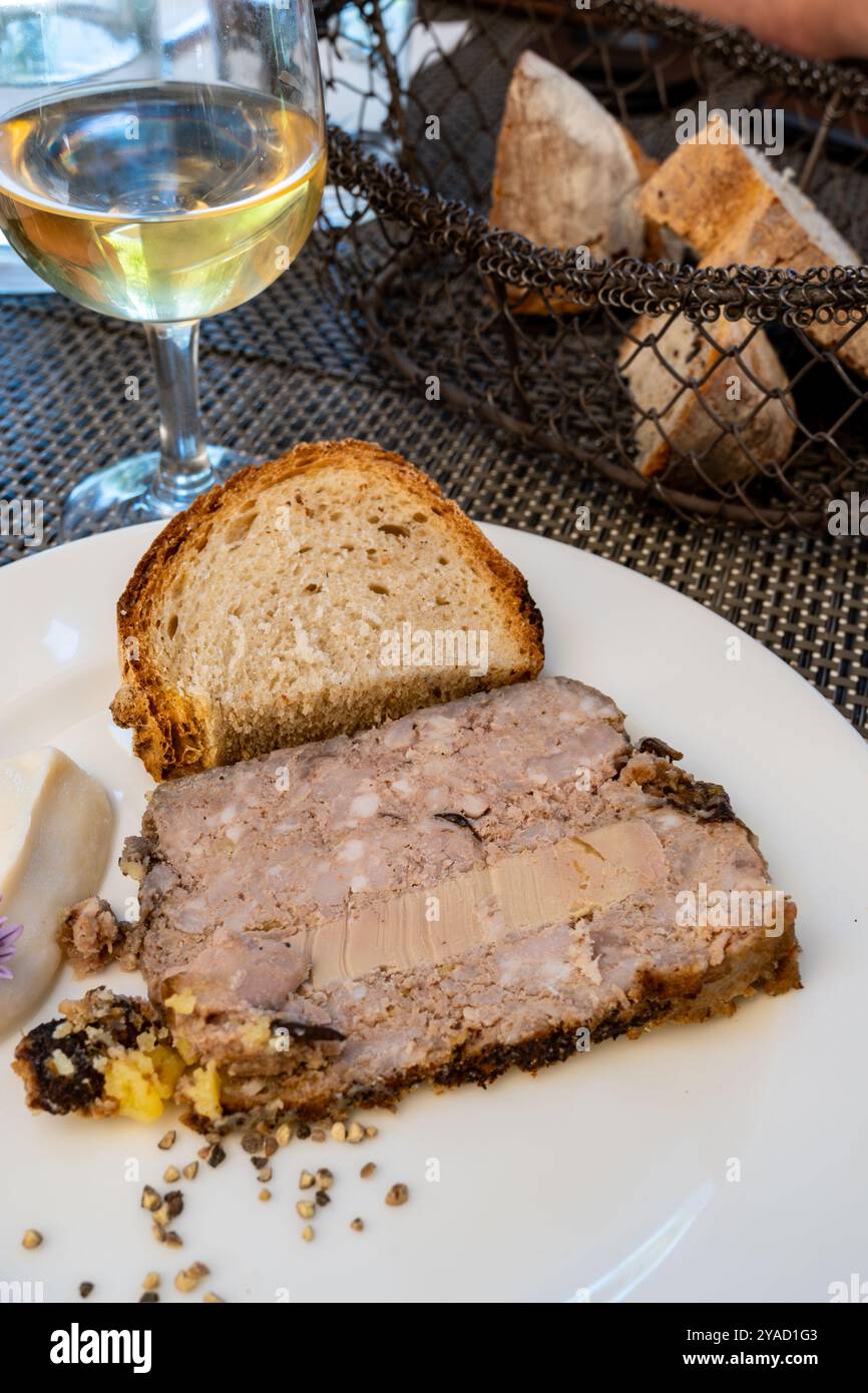 Terrine foie gras gras foie produit alimentaire de spécialité à base de foie de canard ou d'oie engraissé par gavage forcé, servi avec du vin dans le restaurant français i Banque D'Images