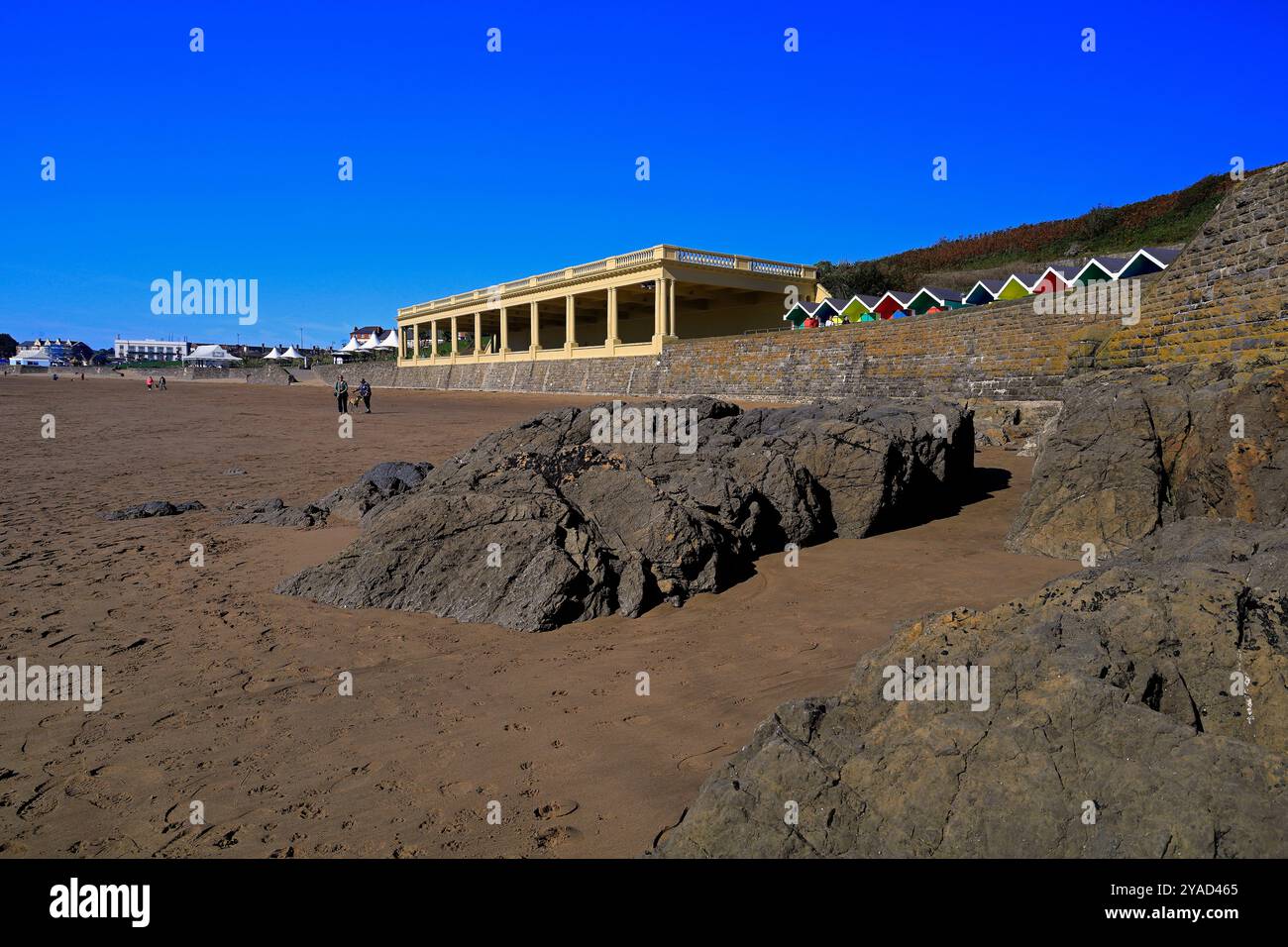 Pavillon et plage avec cabanes de plage colorées, Barry Island, pays de Galles du Sud, Royaume-Uni. Prise en octobre 2024 Banque D'Images