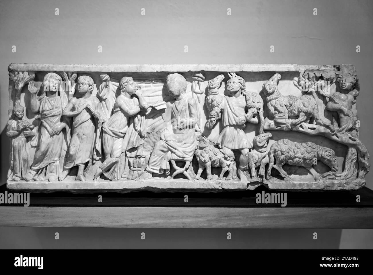 Photo en noir et blanc d'un ancien groupe de sculptures sculptées dans un mur de marbre Banque D'Images