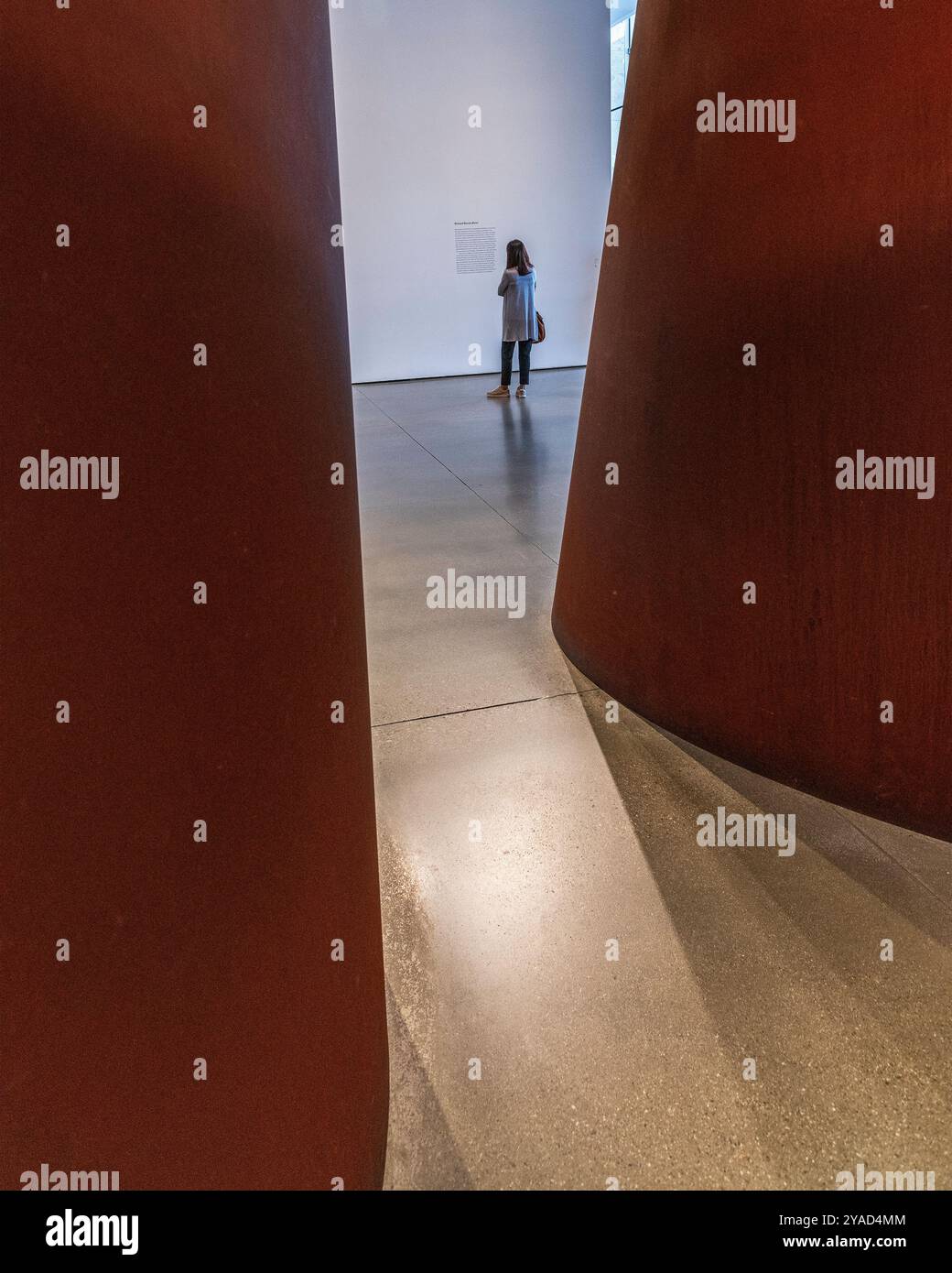 Los Angeles, CA, États-Unis – 12 septembre 2024 : un visiteur lit une pancarte pour la sculpture Band de l'artiste Richard Serra au LA County Museum of Art In Banque D'Images
