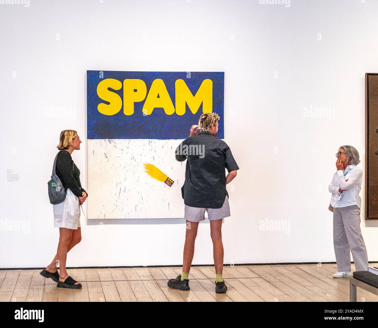 Los Angeles, CA, États-Unis – 12 septembre 2024 : les visiteurs assistent à l’exposition Ed Ruscha « Now / Then » au LA County Museum of Art de Los Angeles, CA. Banque D'Images