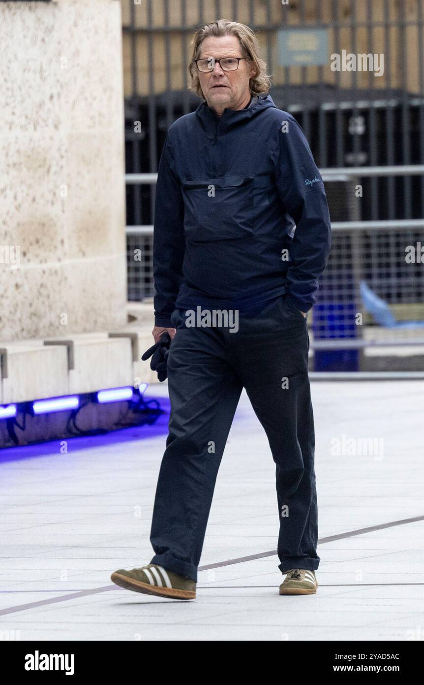 Londres, Royaume-Uni. 13 octobre 2024. Robert Elms, diffuseur et journaliste arrive à la BBC pour présenter son émission de radio. Il a présenté son émission de longue date à la BBC Radio London depuis 1994. Crédit : Karl Black/Alamy Live News Banque D'Images