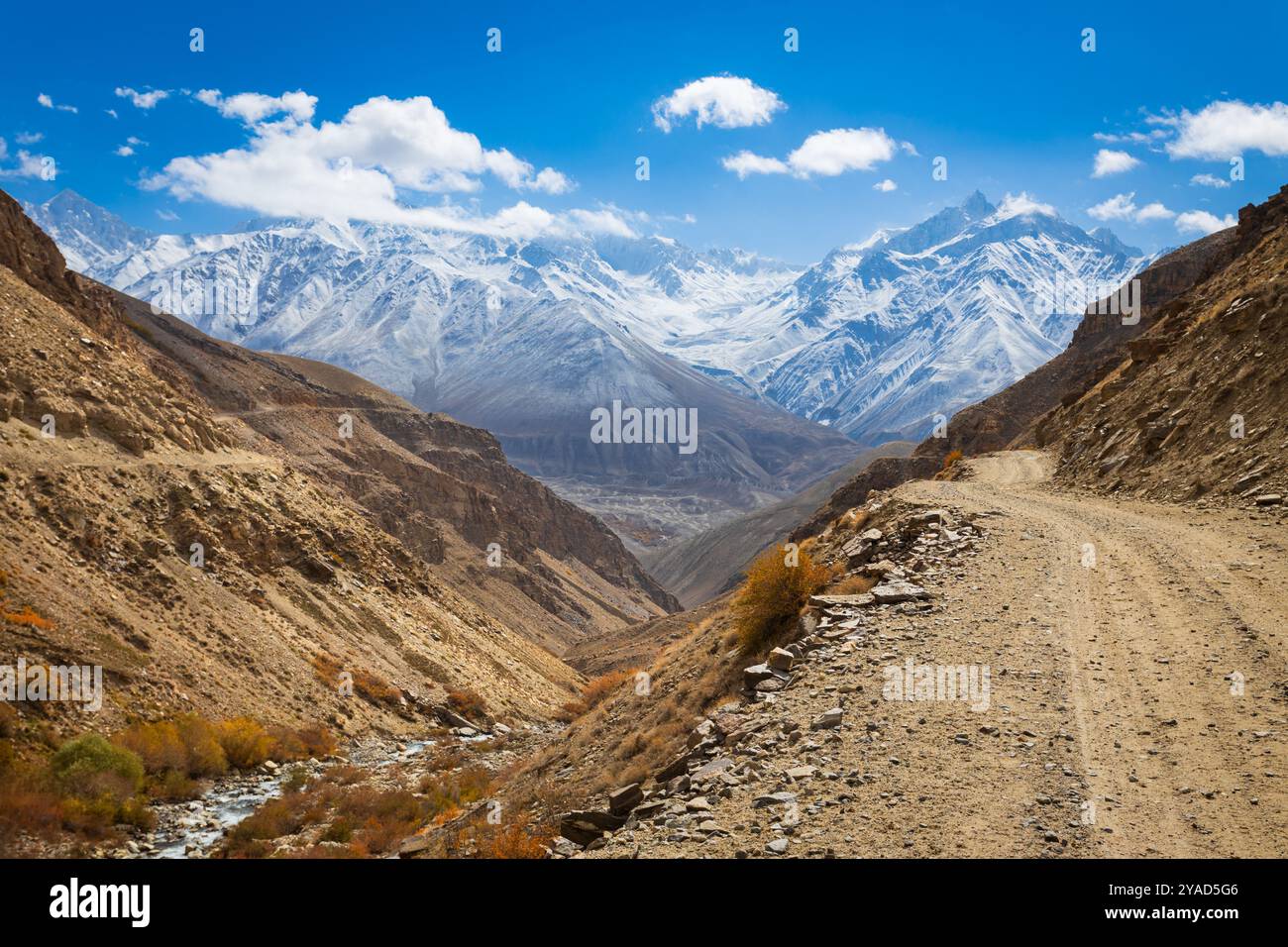 La vue sur le paysage de la montagne du couloir Wakhan depuis l'autoroute du Pamir. Le corridor de Wakhan est situé à la frontière entre le Tadjikistan et l'Afghanistan. Banque D'Images