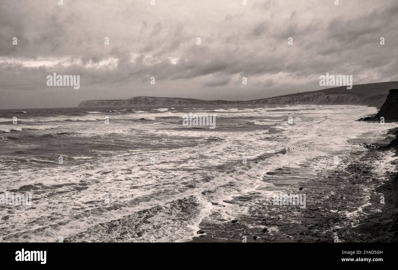 Vagues sur le rivage en noir et blanc. Compton Bay, île de Wight Banque D'Images