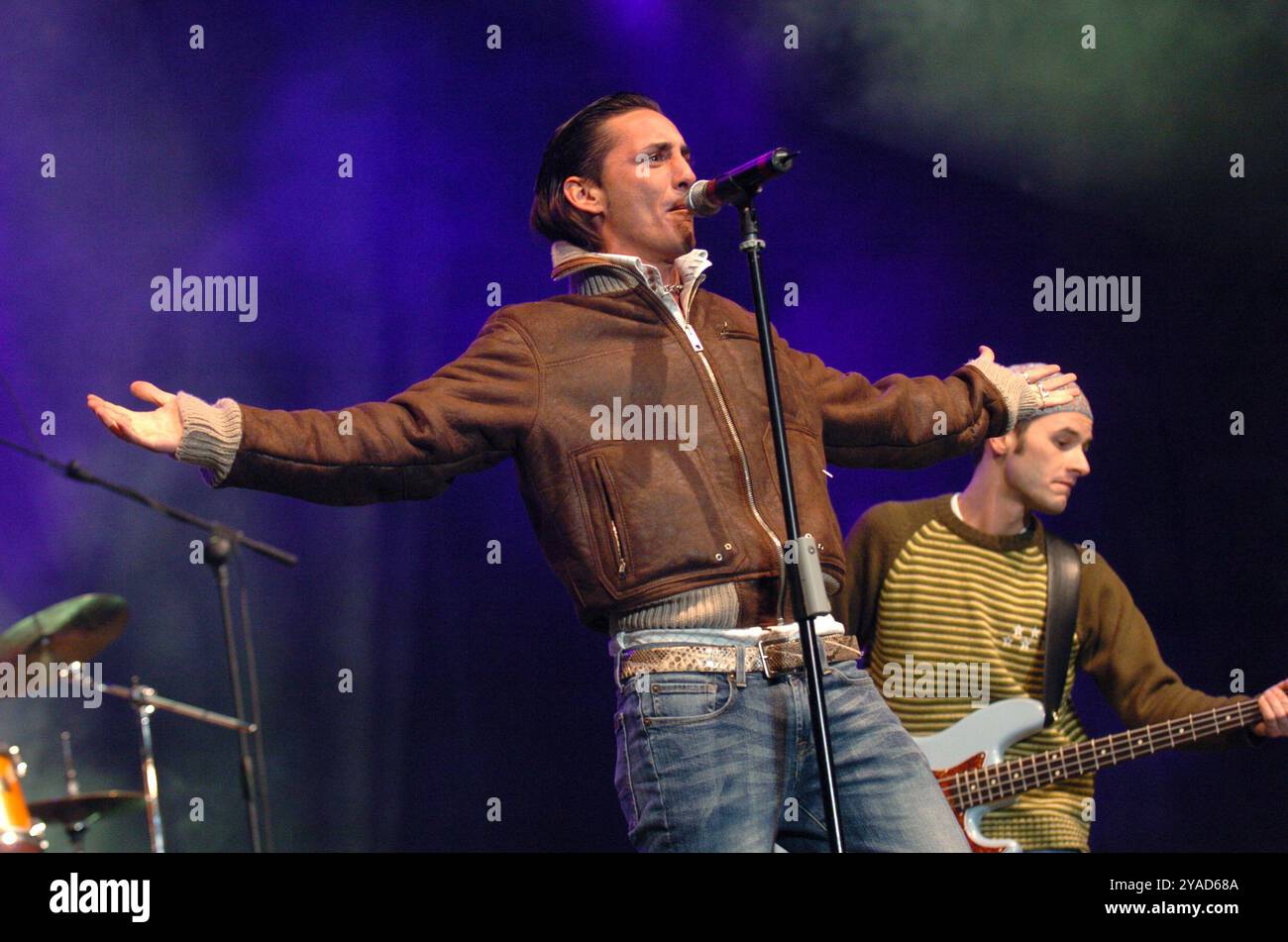 Milan Italie 09/2004 : Kekko alias Francesco Silvestre, chanteur de Modà, groupe Pop Rock italien, lors du concert live de Radio Italia 'Oltre ogni Muro' Banque D'Images