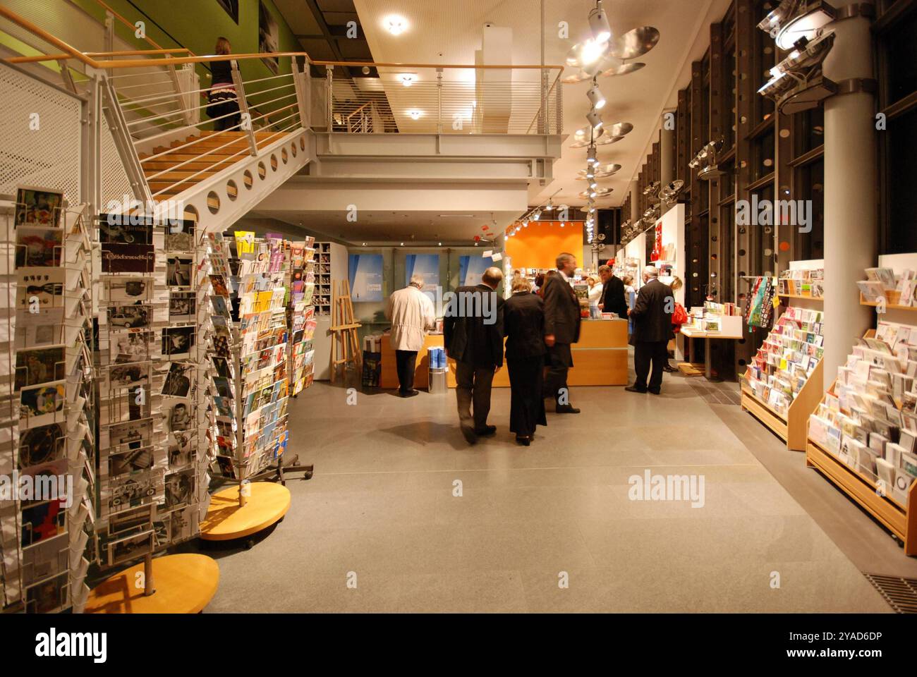 23.10.2009 Museumsshop Deutschland/ Niedersachsen/ Wolfsburg/ Hollerplatz/ Kunstmuseum/ Museumsshop/ Regale/ Postkarten Aufsteller/ Besucher ***Nutzung nur redaktionell*** *** 23 10 2009 magasin du musée Allemagne basse-Saxe Wolfsburg Musée d'art magasins magasins cartes postales présentoirs à usage éditorial réservé aux visiteurs Banque D'Images