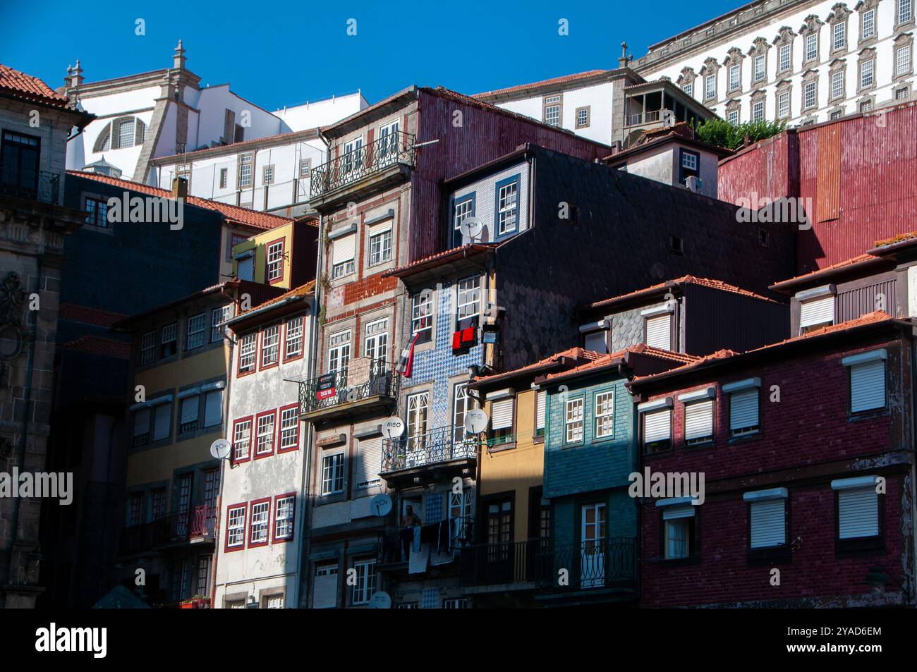 Vue caractéristique et pittoresque des maisons dans le centre de Porto (Ribeira) Banque D'Images