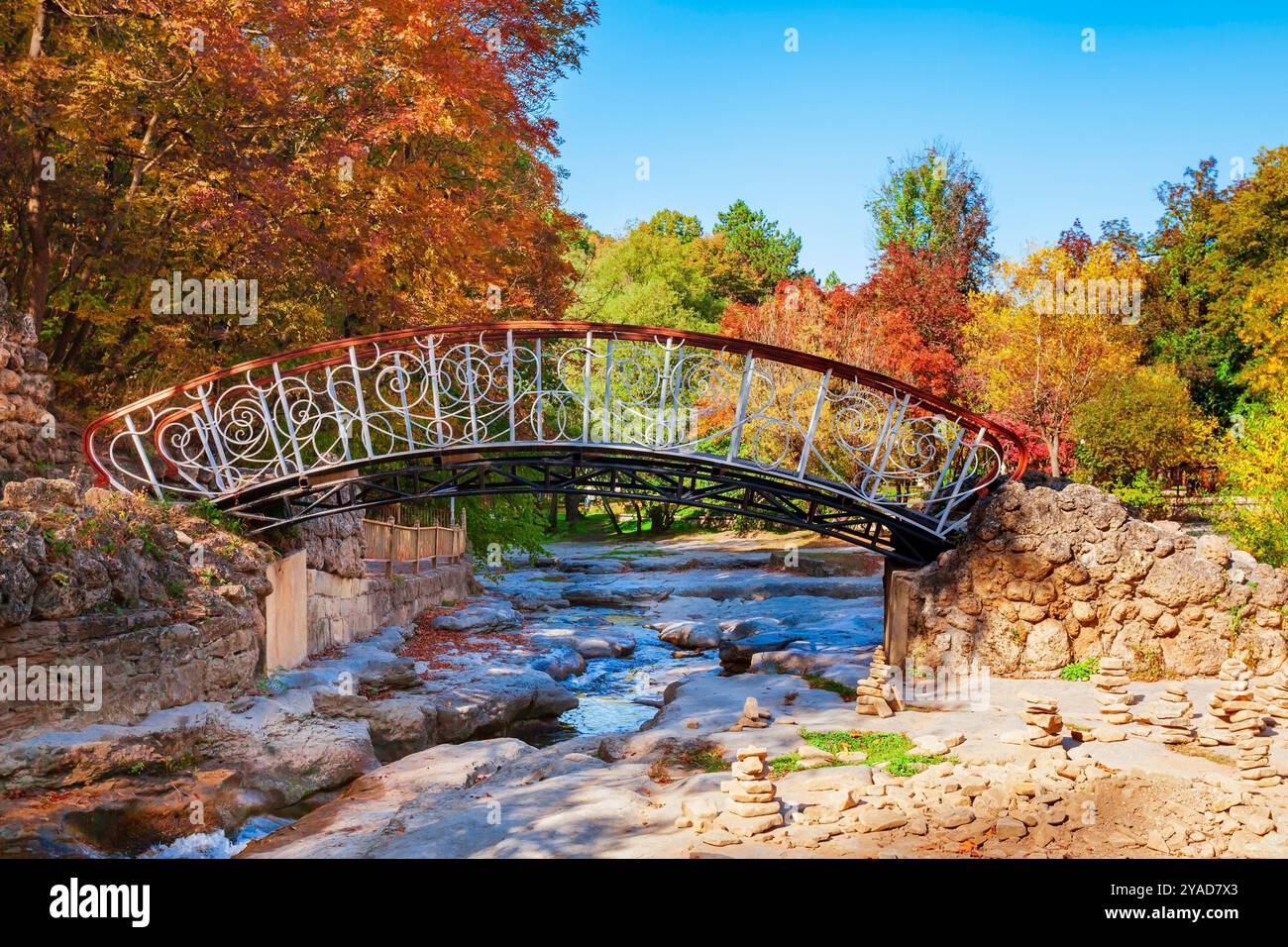 Pont de beauté dans le parc national de Kislovodsk dans la ville de Kislovodsk, Russie Banque D'Images