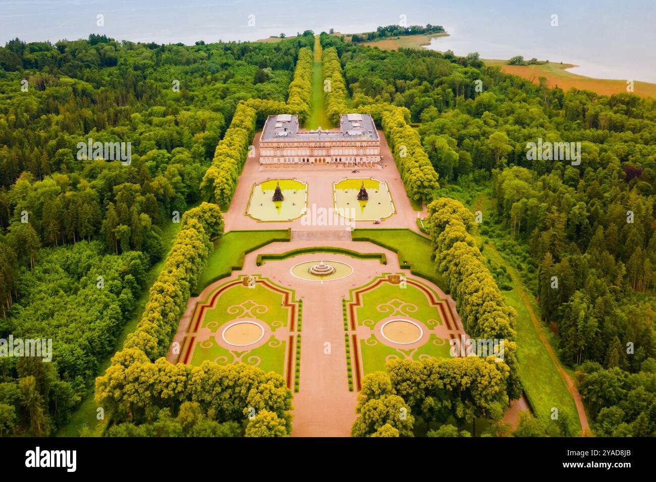Herrenchiemsee Palace vue panoramique aérienne, c'est un complexe de bâtiments royaux sur Herreninsel, la plus grande île du lac Chiemsee, dans le sud du B Banque D'Images