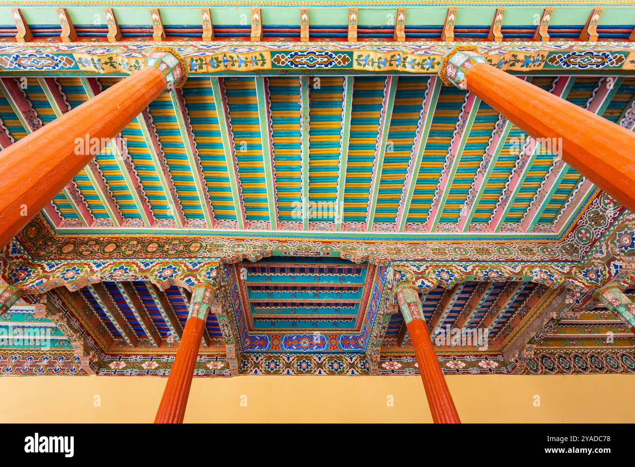 Istaravshan, Tadjikistan - 31 octobre 2022 : intérieur de la mosquée Hazrat-i-Shah ou Hazrati Shah à Istaravshan. Istaravshan ou Ura-Tyube est une ville dans Sughd Banque D'Images