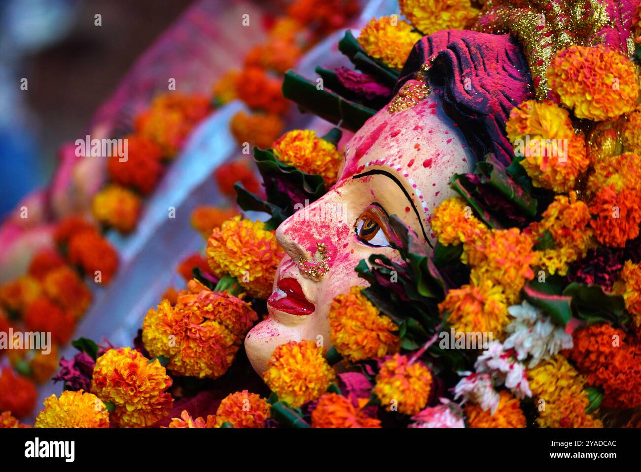 Les dévots indiens plongent les idoles de la déesse hindoue Durga le dernier jour du festival Durga Puja à Ajmer, en Inde, le 12 octobre 2024. Photo par ABACAPRESS. COM Banque D'Images