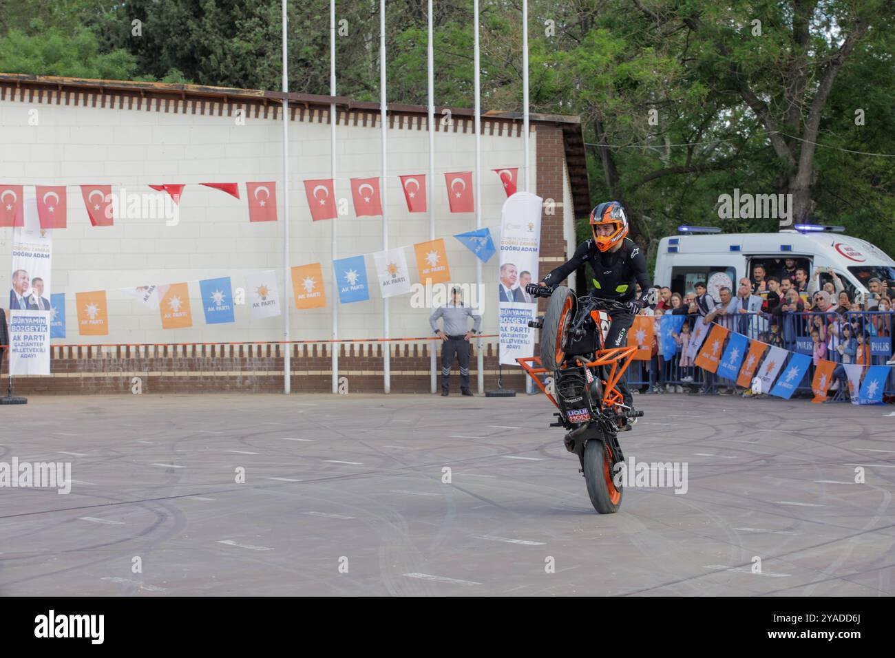 Gaziantep, Turkiye. 07 mai 2023. KTM Motor organise un spectacle acrobatique avec le célèbre pilote de moto Byrkan Polat, à Gaziantep. Le spectacle a été regardé par une foule nombreuse, y compris le maire de la municipalité de Gaziantep Şahinbey, Mehmet Tahmazoglu Banque D'Images