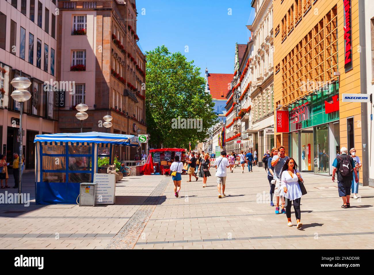 Munich, Allemagne - 06 juillet 2021: Kaufingerstrasse est une rue commerçante piétonne dans le centre-ville de Munich, Allemagne Banque D'Images