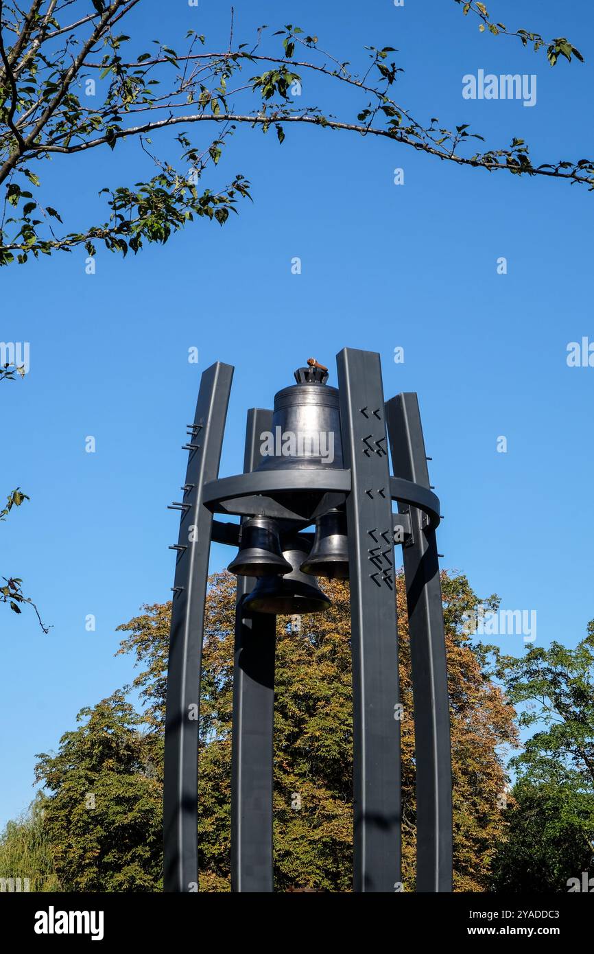 la cloche de l’espoir dans le parc queens de loughborough pour commémorer les victimes de la covid Banque D'Images