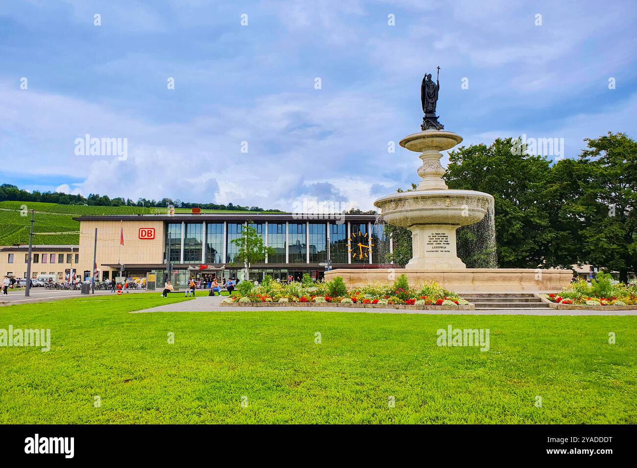 Wurzburg, Allemagne - 11 juillet 2021: Fontaine de Kilian près de la gare centrale de Wurzburg ou du bâtiment Hauptbahnhof. C'est la gare principale qui dessert le Banque D'Images