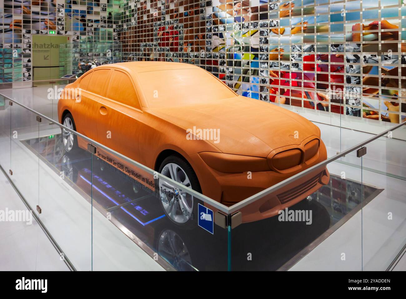 Munich, Allemagne - 08 juillet 2021: BMW série 3er G20 modèle en argile dans le musée BMW. C'est un musée de l'automobile de l'histoire de BMW situé près de l'Olympiapark i Banque D'Images