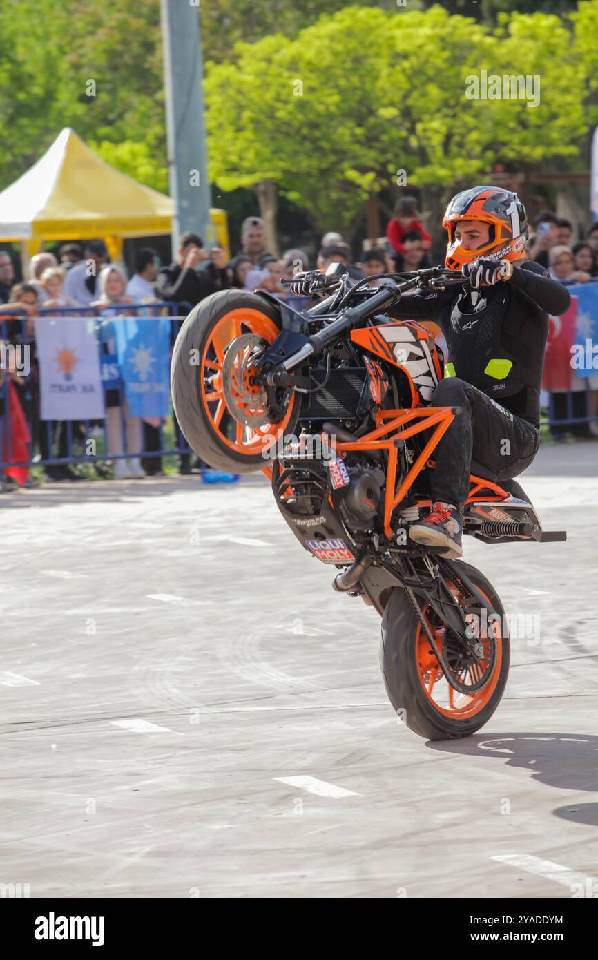 Gaziantep, Turkiye. 07 mai 2023. KTM Motor organise un spectacle acrobatique avec le célèbre pilote de moto Byrkan Polat, à Gaziantep. Le spectacle a été regardé par une foule nombreuse, y compris le maire de la municipalité de Gaziantep Şahinbey, Mehmet Tahmazoglu Banque D'Images