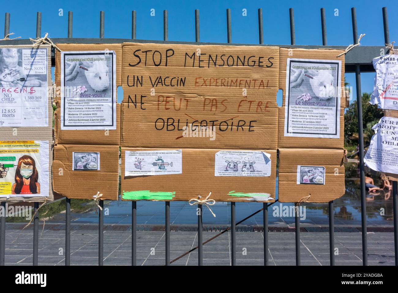 Nice, France, vaccination anti Covid-19 signes de manifestation en français Banque D'Images