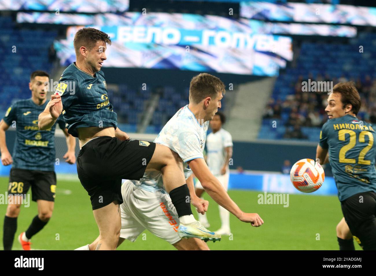 Saint-Pétersbourg, Russie. 12 octobre 2024. Mihai Ionut Butean (G) de Voïvodine et Aleksandr Sobolev (7) de Zenit vus en action lors du match de football Winline Super Series entre Zenit Saint-Pétersbourg et Voïvodine Serbie à Gazprom Arena. Score final ; Zenit 4:1 Voïvodine. (Photo de Maksim Konstantinov/SOPA images/SIPA USA) crédit : SIPA USA/Alamy Live News Banque D'Images