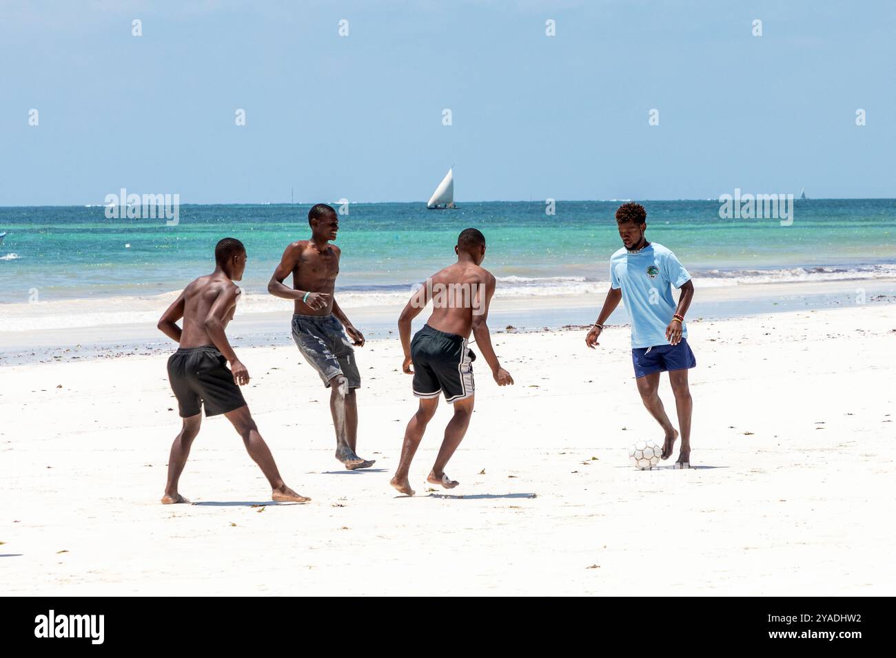 Garçons locaux jouant au football sur la plage de Diani, Océan Indien, district de Galu, au sud de Mombasa, Kenya. Banque D'Images