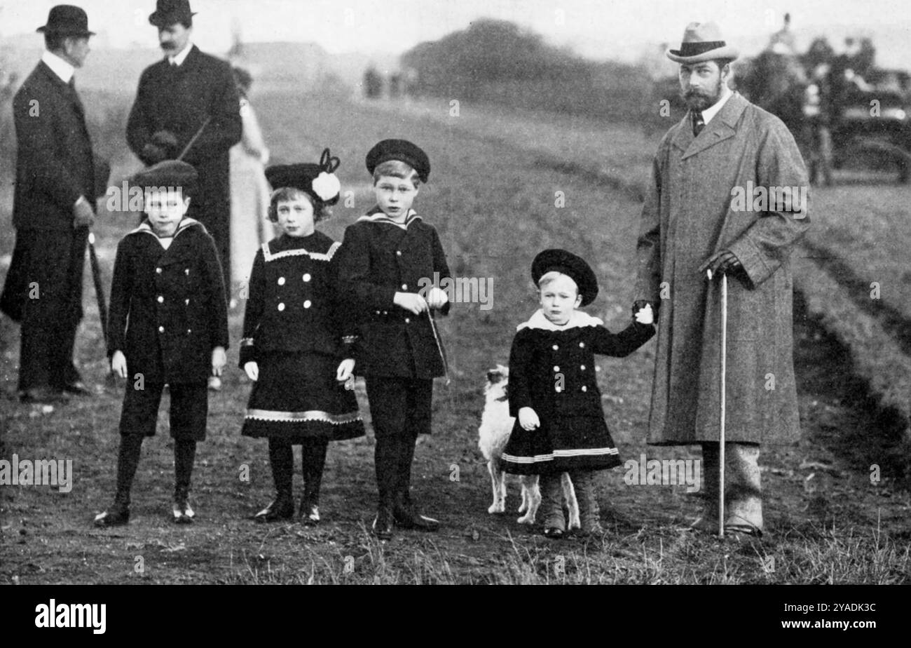 Le prince de Galles (futur roi George V), avec quatre de ses enfants, Sandringham Estate, Norfolk, Angleterre c1902. Le prince de Galles (plus tard roi George V) avec le prince Albert (plus tard George VI), la princesse Mary (plus tard princesse royale et comtesse de Harewood), le prince Édouard (plus tard Édouard VIII) et le prince Henry (plus tard duc de Gloucester). Banque D'Images