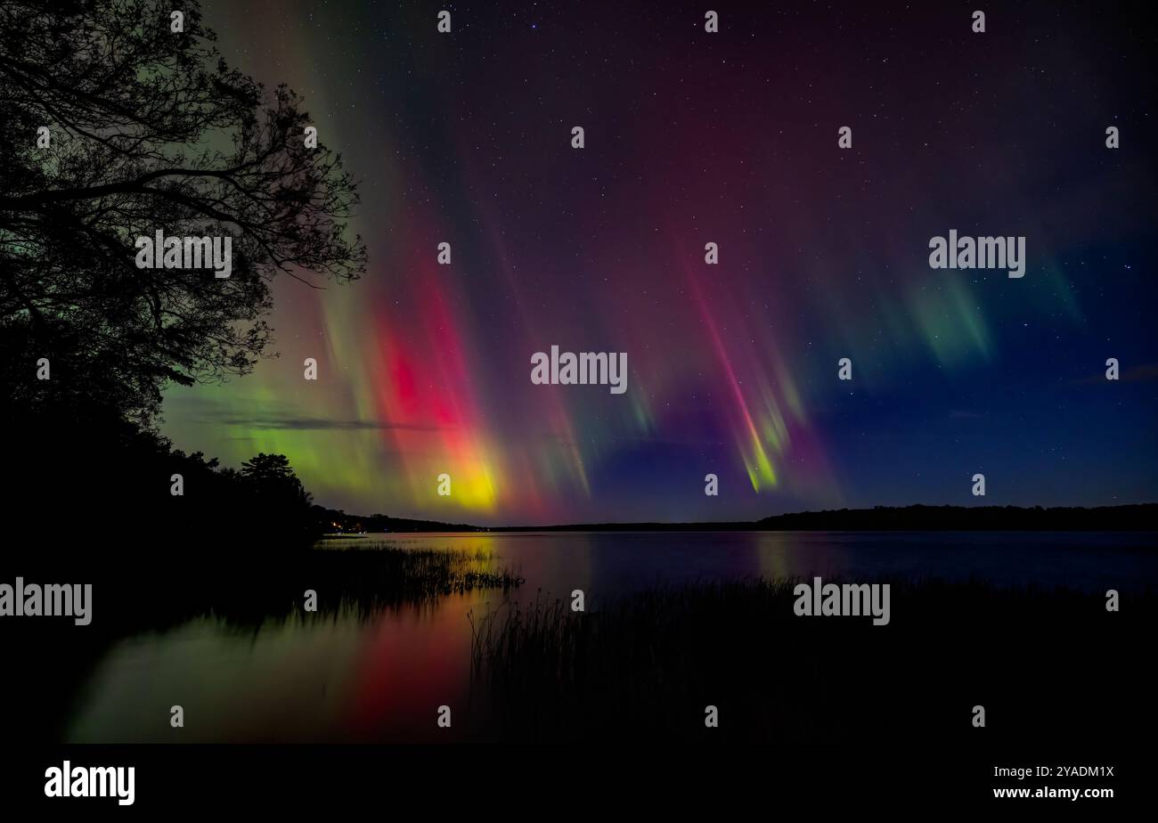 Aurores boréales (aurores boréales) illuminent le ciel par une belle nuit froide d'automne le long de la rivière des Outaouais près d'Ottawa, Canada 10 octobre 2024 Banque D'Images