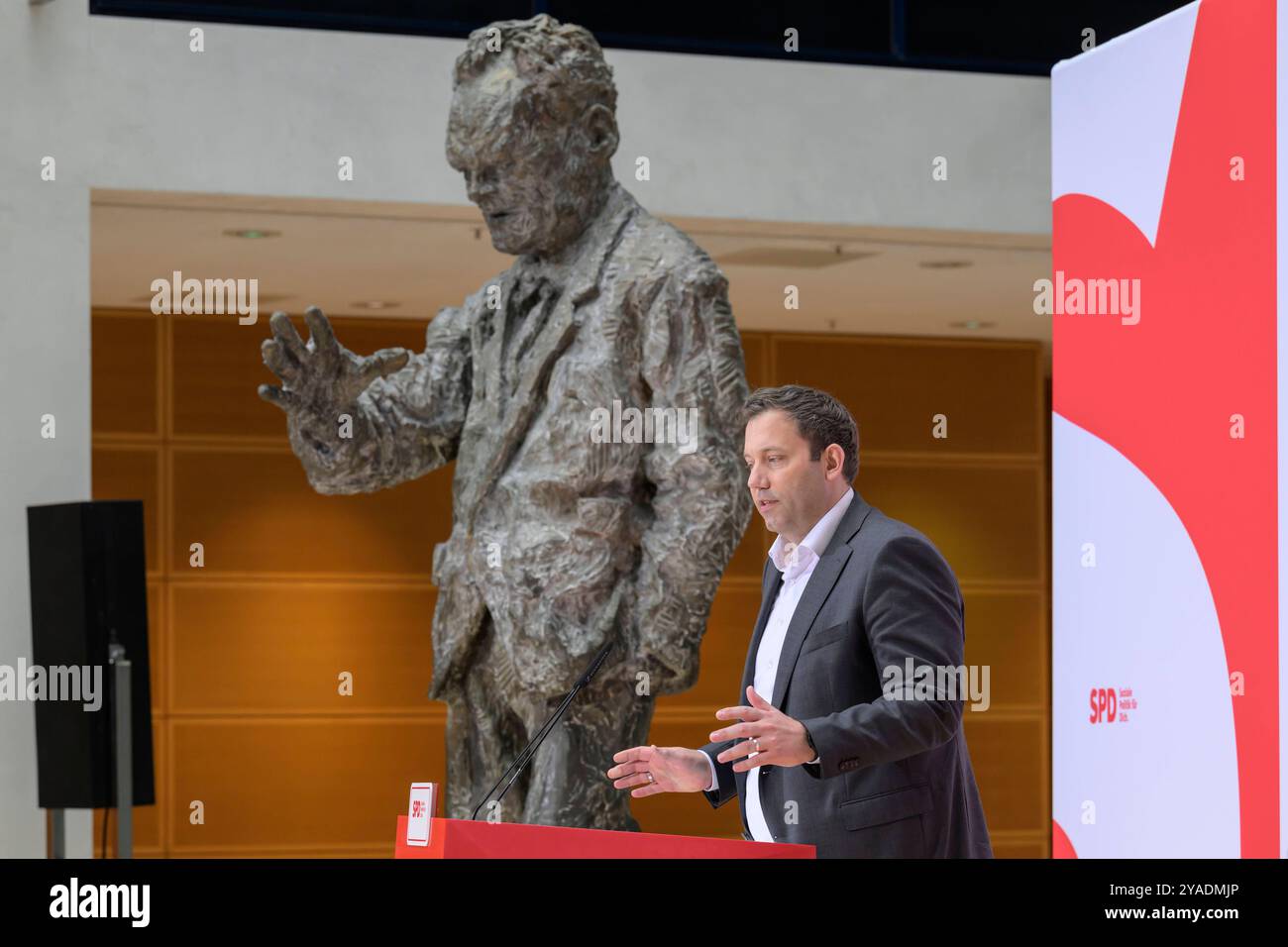 GER, Berlin, Auftaktbilder mit den SPD-Vorsitzenden Saskia Esken und Lars Klingbeil, SPD-Generalsekretaer Matthias Miersch, Olaf Scholz, sowie Mitgliedern des Praesidiums, Auftaktbilder vor Beginn der Klausur des Parteivorstandes, im SPD, Atrium, Willy-Brandt-Haus, 13.10.2024, im Bild v.l. Lars Klingbeil, *** GER, Berlin, photos d'ouverture avec les présidents du SPD Saskia Esken et Lars Klingbeil, le secrétaire général du SPD Matthias Miersch, Olaf Scholz, ainsi que les membres du comité exécutif, photos d'ouverture avant le début de la réunion à huis clos du comité exécutif du parti, dans le SPD, at Banque D'Images