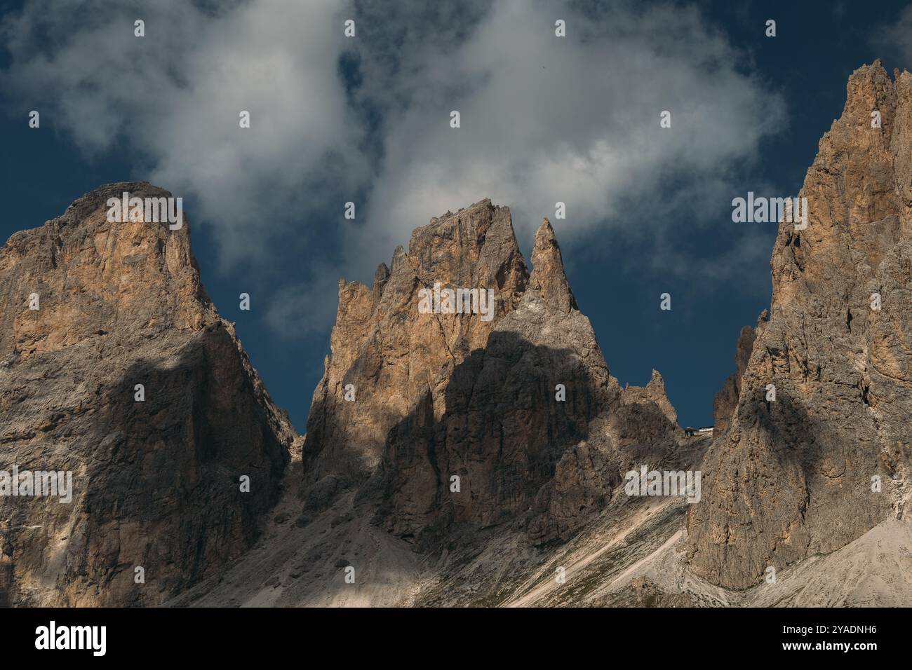 Les majestueux sommets des Dolomites se dressent sous un ciel nuageux magnifiquement spectaculaire, offrant une vue imprenable Banque D'Images