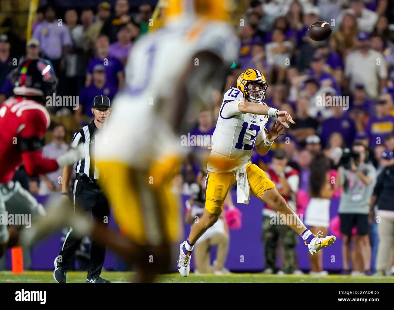 12 octobre 2024 : 12 octobre 2024 : Baton Rouge, LOUISIANE, U.S.A- le quarterback des TIGRES DE la LSU GARRETT NUSSMEIER (13) lance une passe pendant le match entre les Ole Miss Rebels et les Tigers de la LSU au Tiger Stadium de Baton Rouge, Louisiane. (Crédit image : © Jerome Hicks/ZUMA Press Wire) USAGE ÉDITORIAL SEULEMENT! Non destiné à UN USAGE commercial ! Banque D'Images