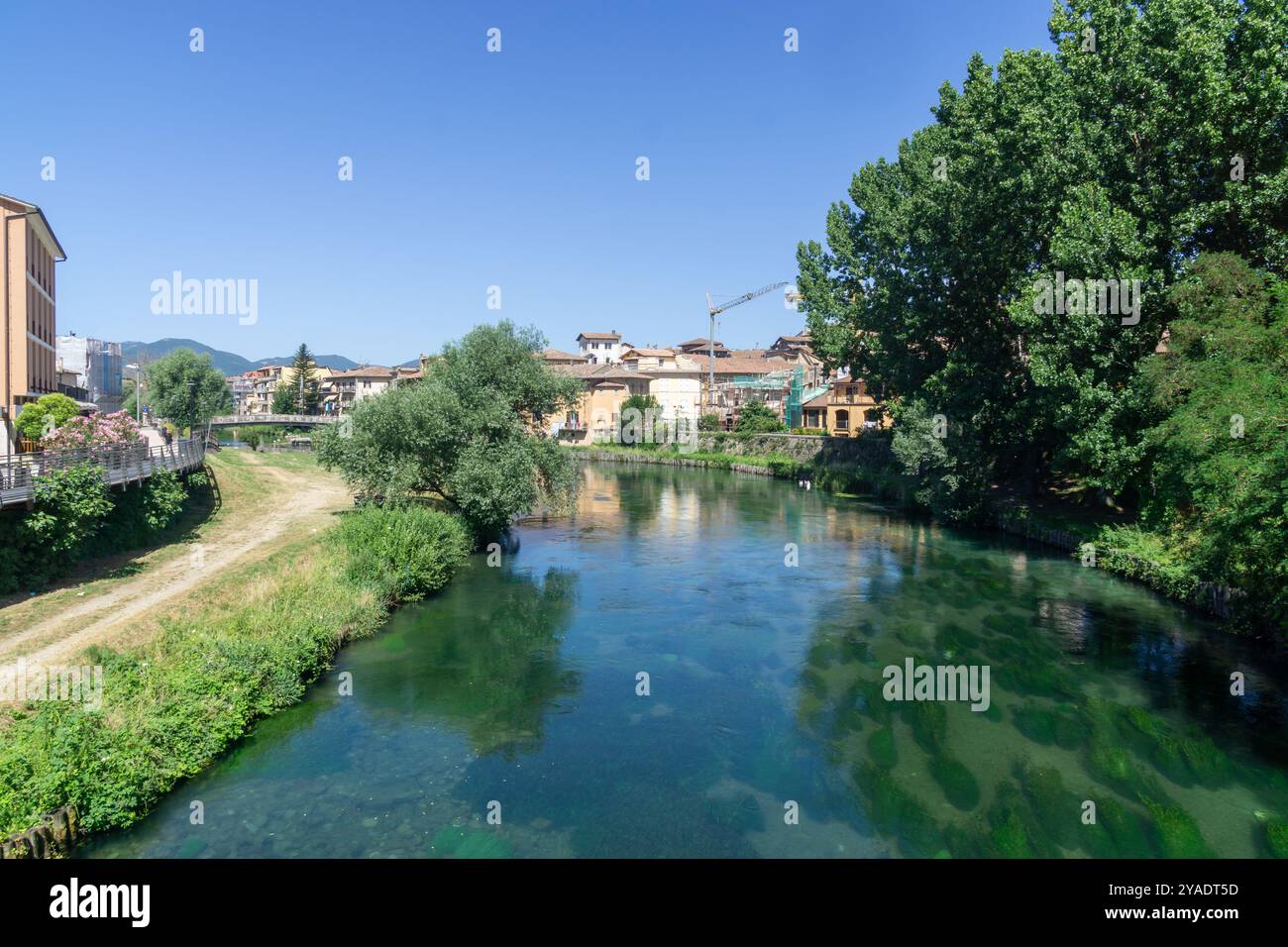Vue panoramique sur la rivière Velino qui traverse la ville de Rieti, Italie Banque D'Images