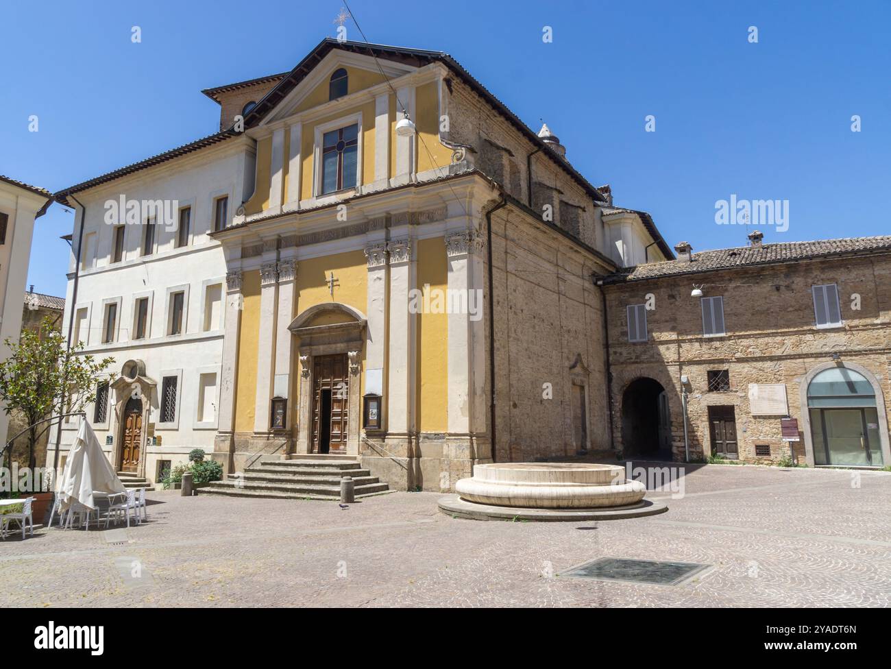 Église San Rufo à Rieti. La place 'Piazza San Rufo' est traditionnellement considérée comme le centre exact de l'Italie Banque D'Images