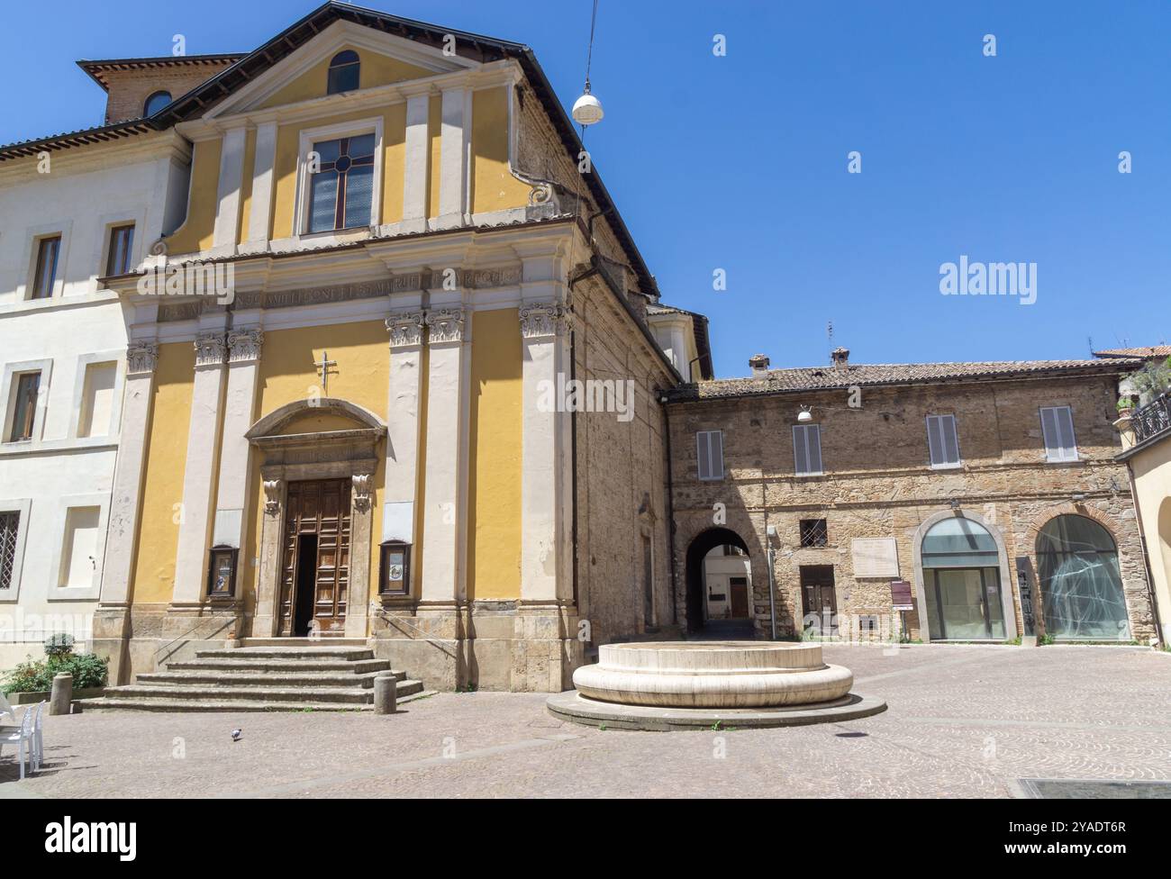 Église San Rufo à Rieti. La place 'Piazza San Rufo' est traditionnellement considérée comme le centre exact de l'Italie Banque D'Images
