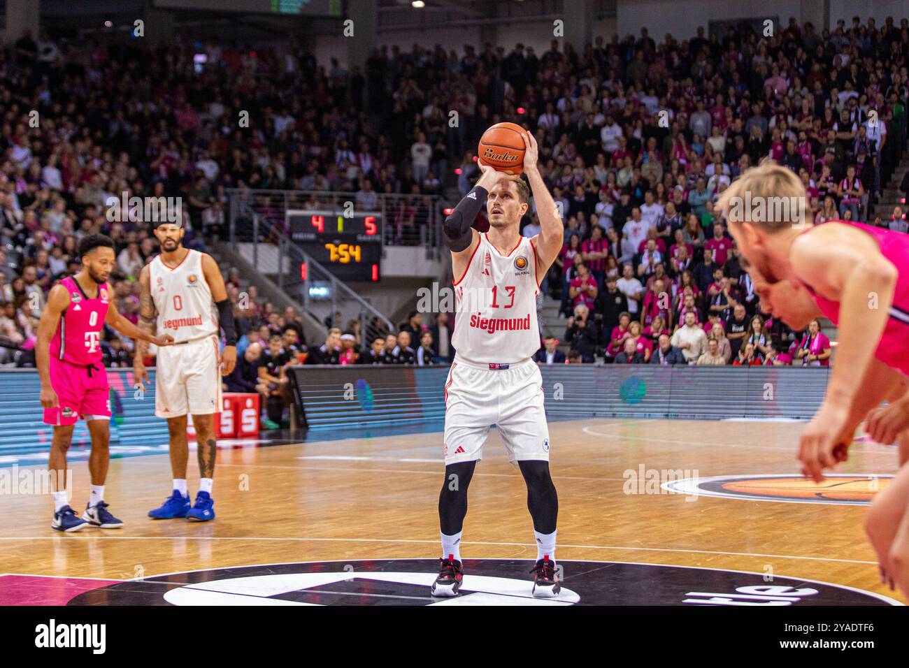 Andreas Obst (FC Bayern Muenchen Basketball, #13) beim Freiwurf, Nick Weiler-Babb (FC Bayern Muenchen Basketball, #00), Darius McGhee (Telekom Baskets Bonn, #00) Telekom Baskets Bonn v. FC Bayern Muenchen Basketball, Basketball, Easy Credit BBL Pokal, Achtelfinale, 2024/25, 13.10.2024 Foto : Eibner-Presseender Banque D'Images